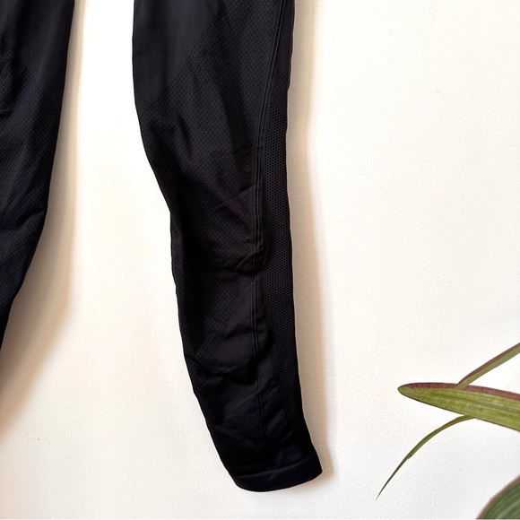 Lululemon Iconic Sweat Tight in Black/Ocean Mist, Graphic Logo, Size 8 - Picture 8 of 10